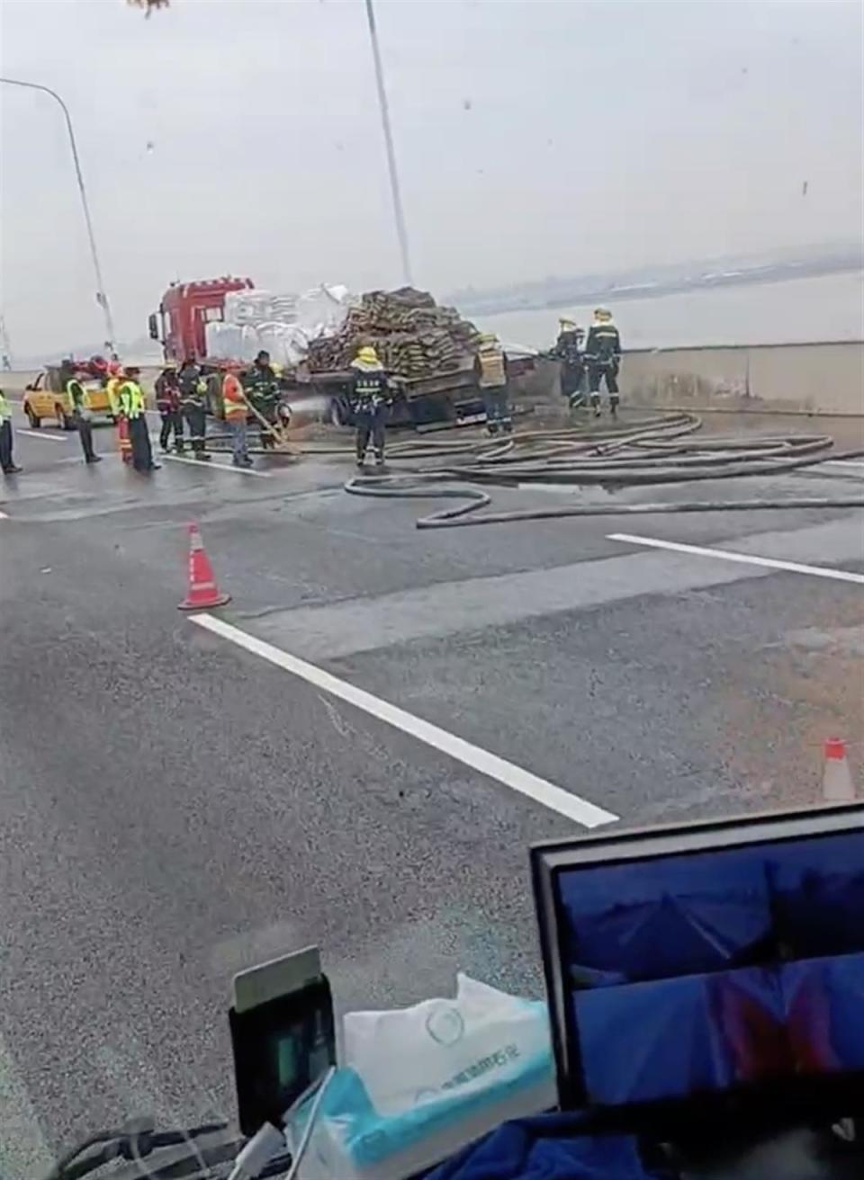 货车在沪苏通长江公铁大桥上起火,现场黑烟滚滚,官方:已扑灭,桥面恢复