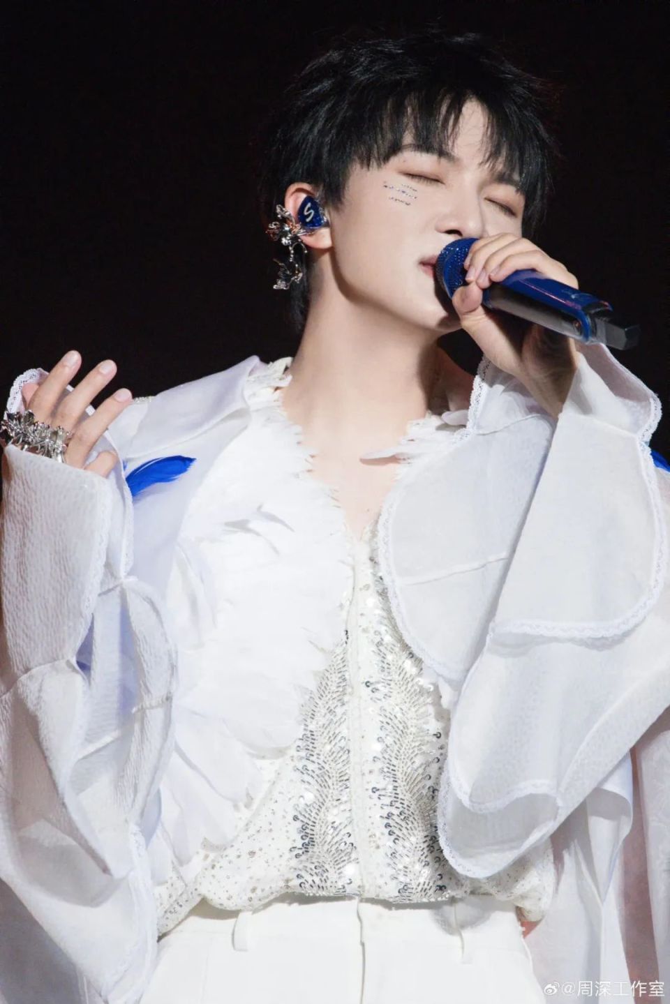 "而周深作为奥运加油团的一