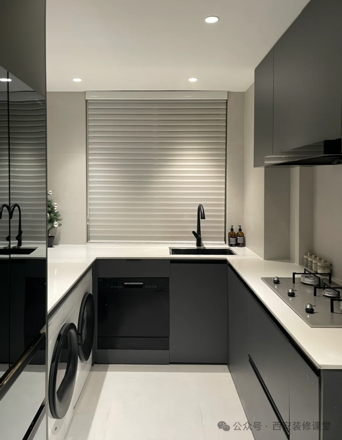 60㎡极简黑白灰,一室一人一狗一猫