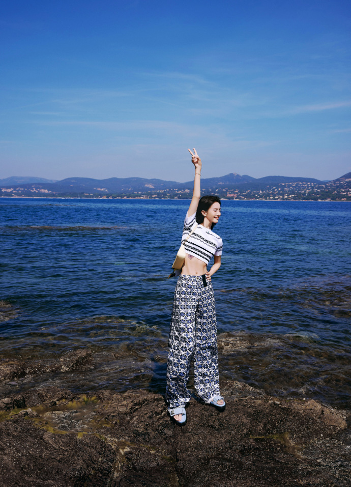 金晨分享海边美照,秀性感小蛮腰马甲线,笑容甜美灿烂宛如初恋