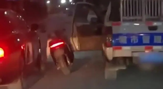 男子骑摩托车遭城管“开门杀”倒在宾利车上，交警判其主责？官方：系谣言电子音乐作曲