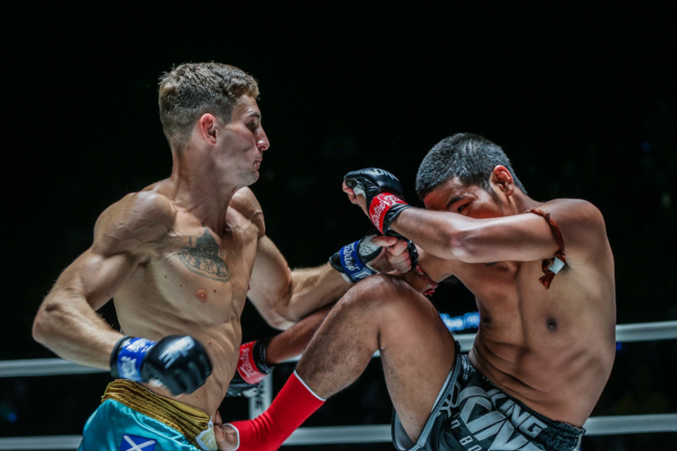 "one:巅峰系列赛 23"雏量级泰拳第一对第四,卡里洛战萨马佩奇