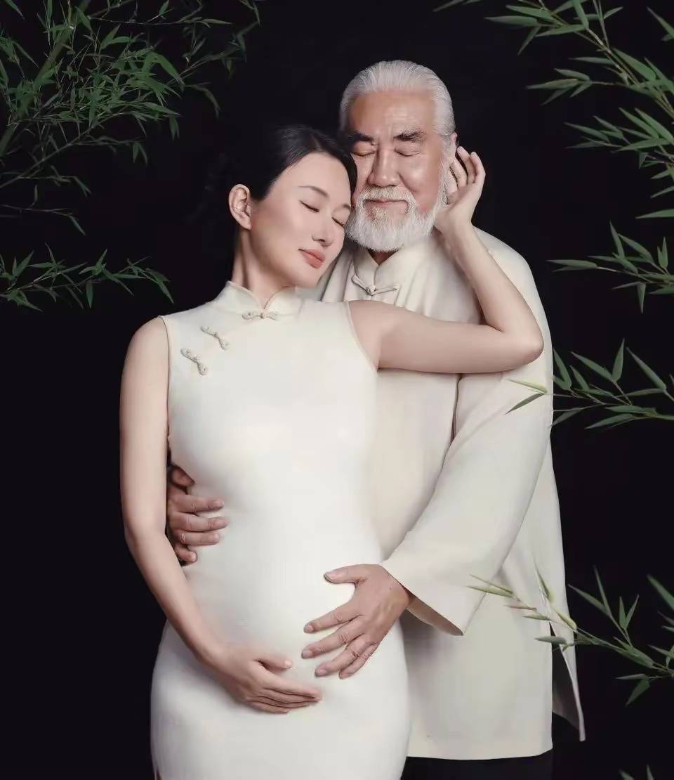 73岁张纪中和妻子爬山,杜星霖挺五个月孕肚,两人十指紧扣好恩爱