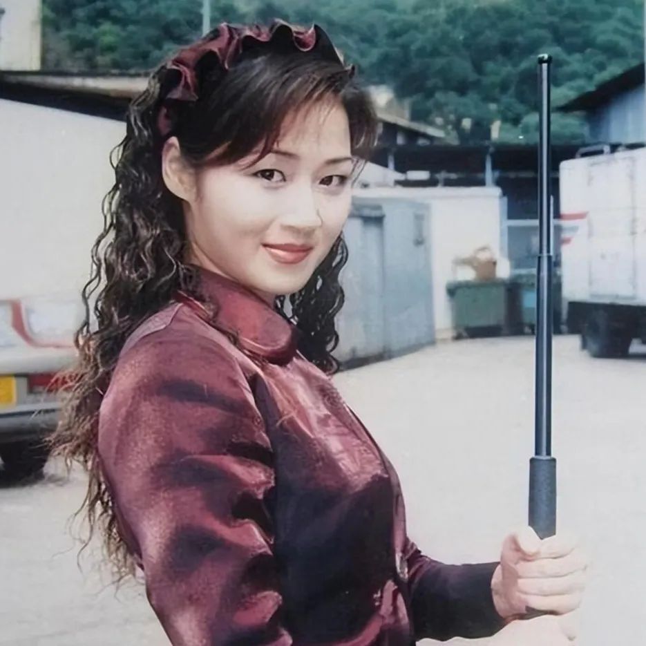 爱过令狐冲,甩过甄子丹,相识7天闪婚,54岁张弛有度如马伊琍
