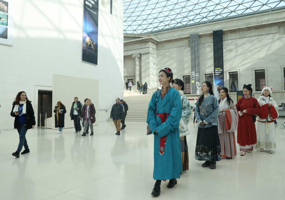 2月25日,汉服爱好者在英国伦敦大英博物馆展示汉服.