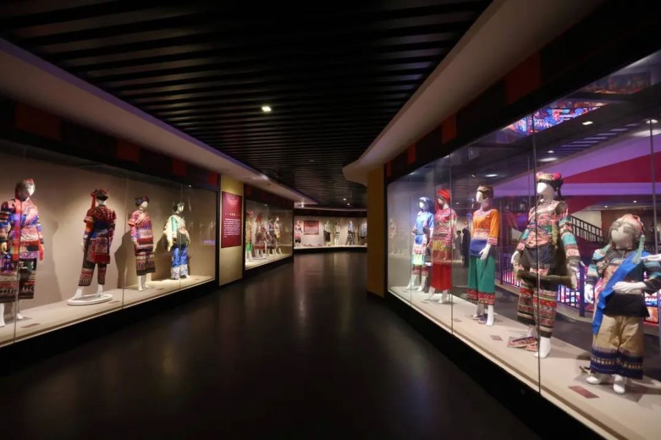 探寻"穿在身上的民族文化"—— "楚雄州世居民族服饰展"在州博物馆