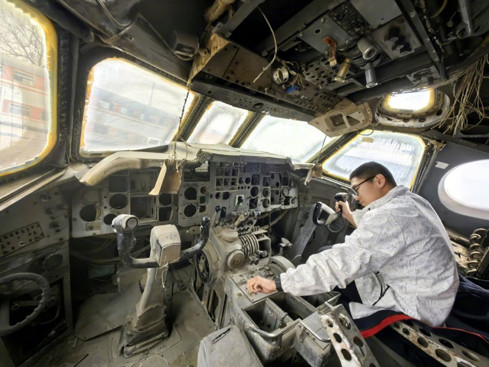 三叉戟飞机驾驶舱.安装应急门.