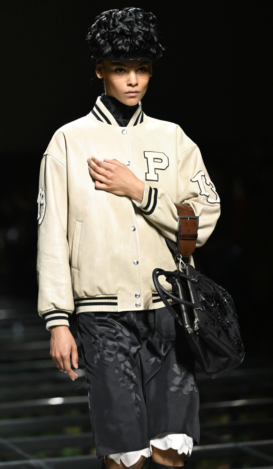 模特在意大利米兰时装周上展示普拉达品牌的2024/25秋冬新款服装