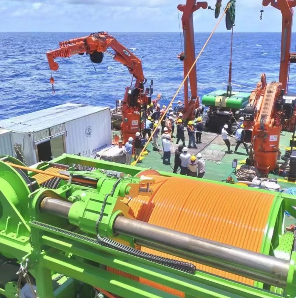 2021年,团队研制的深海重载作业采矿车"开拓一号"海试成功,标志着我国