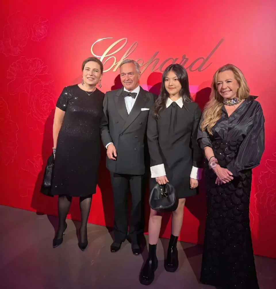 王诗龄打进香港名媛圈,合影站c位?李湘王岳伦陪同做小跟班_腾讯新闻