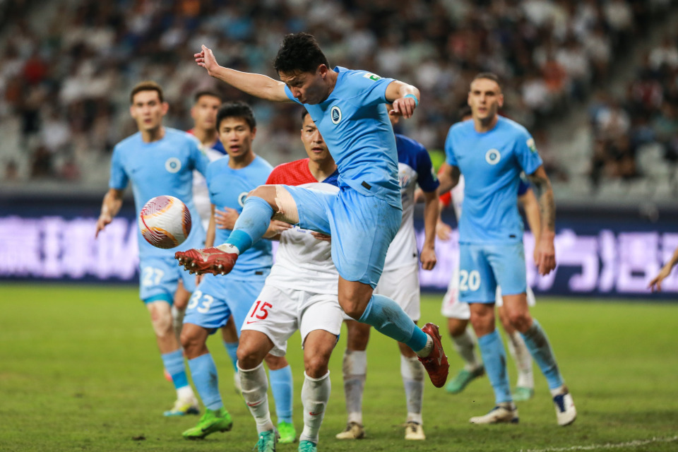 (体育)足球——中超:上海申花胜深圳新鹏城