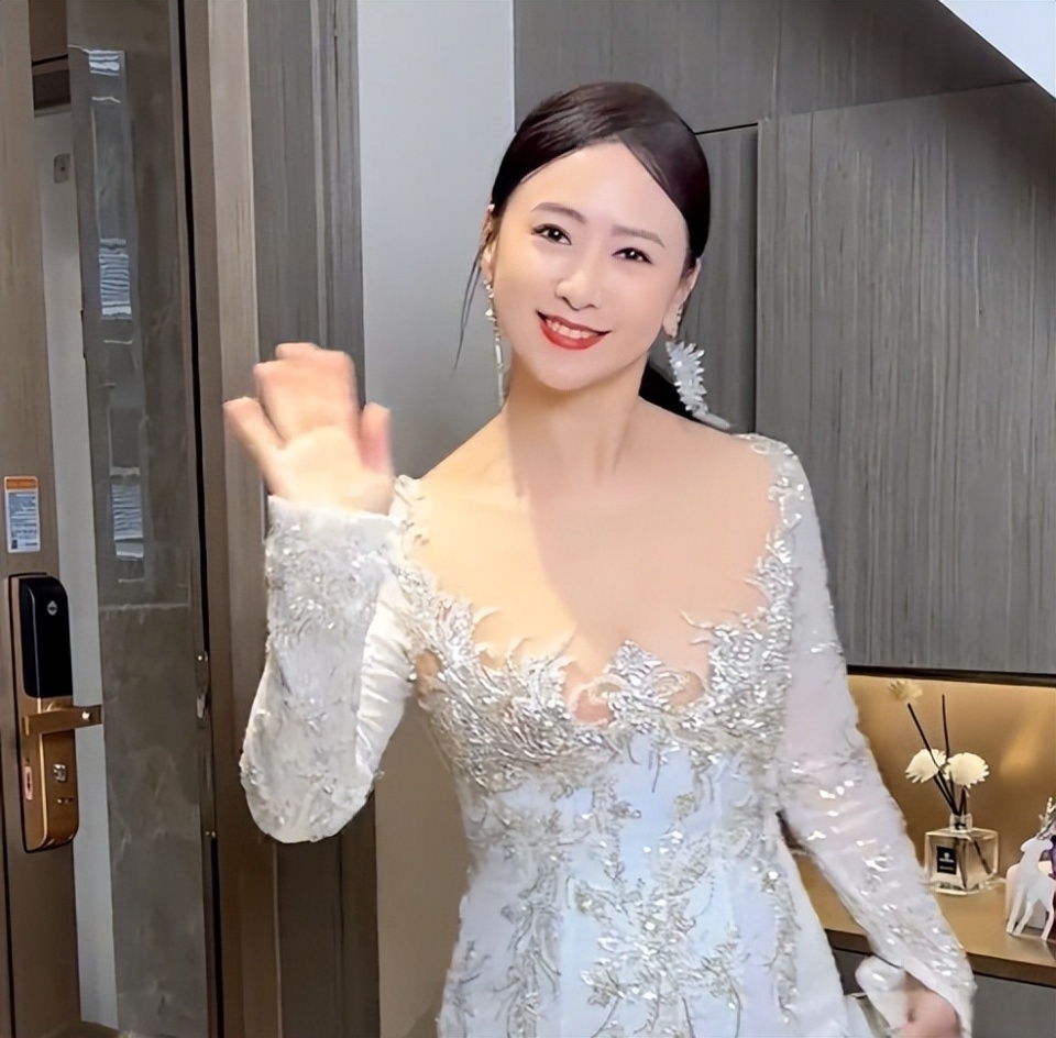 55岁翁虹晒贵妇生活，满箱珠宝令人艳羡，15岁高颜值女儿惊喜出镜-腾讯新闻