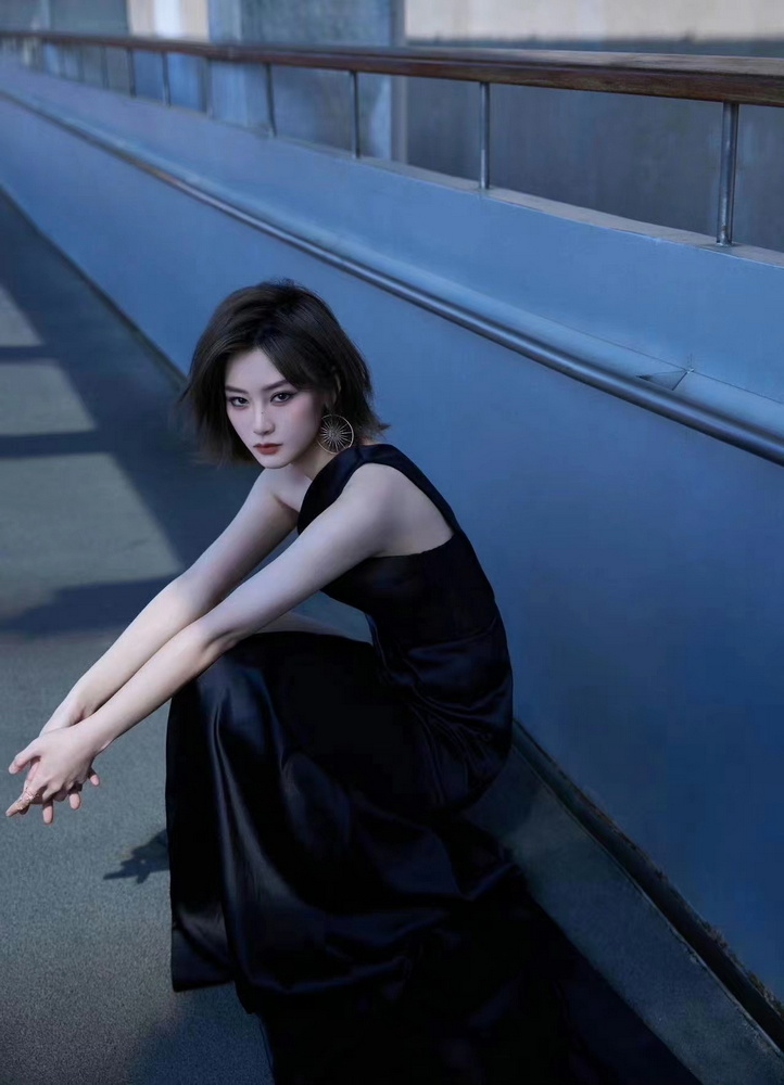 尚语贤上影节红毯造型写真演员张世出席电影《默杀》映后见面会据悉