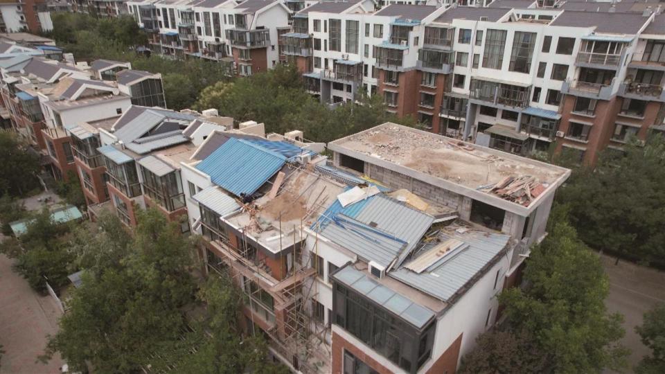 住户私搭乱建惹居民不满 相关部门:已下发《限期拆除决定书》