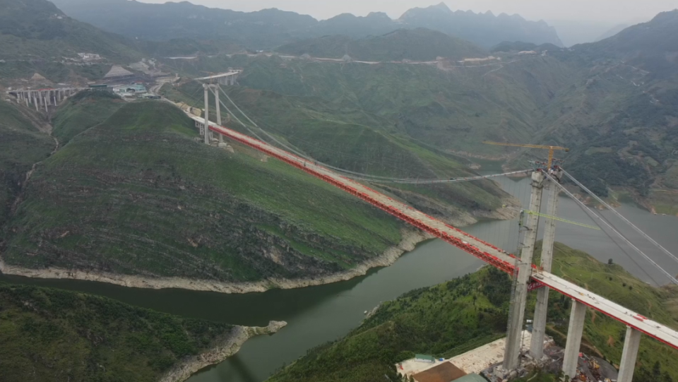 位于晴隆,普安,六枝,水城四县区交界的牂牁江大桥是纳晴高速全线的