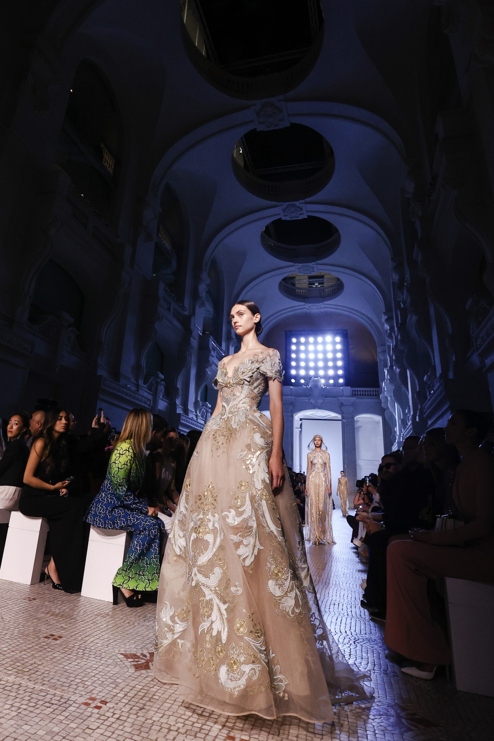 在法国巴黎高级定制周上展示elie saab品牌的2023/2024秋冬新款服装