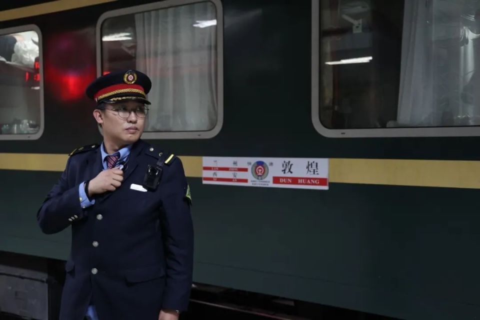 退役老兵提醒:坐火车时千万不要低头玩手机!