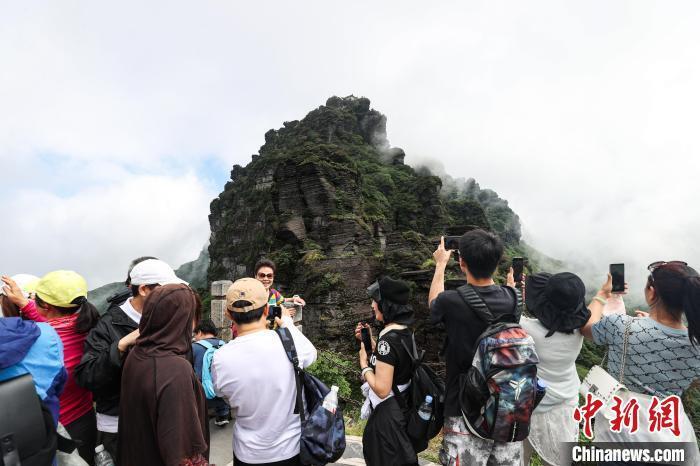 世界自然遗产地梵净山云雾景观引游客_腾讯新闻