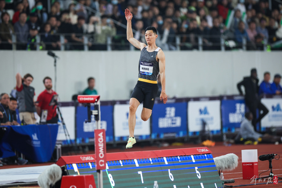 中国男子跳远选手王嘉男在比赛中.女子200米比赛现场.现场约1.