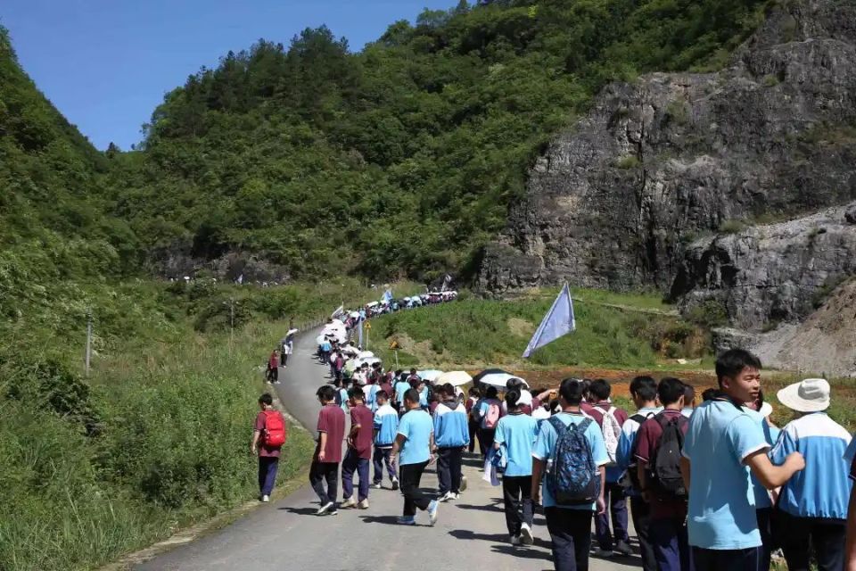 五育并举育新人丨青春毅行 励志成才!绥阳中学高三学子开展远足活动