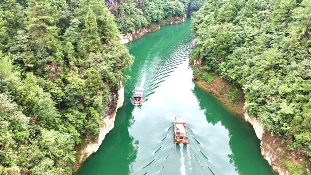 泛舟湖上享清凉清溪峡景区陆续迎来外省游客