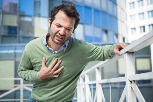 肝变硬头部能看出来?