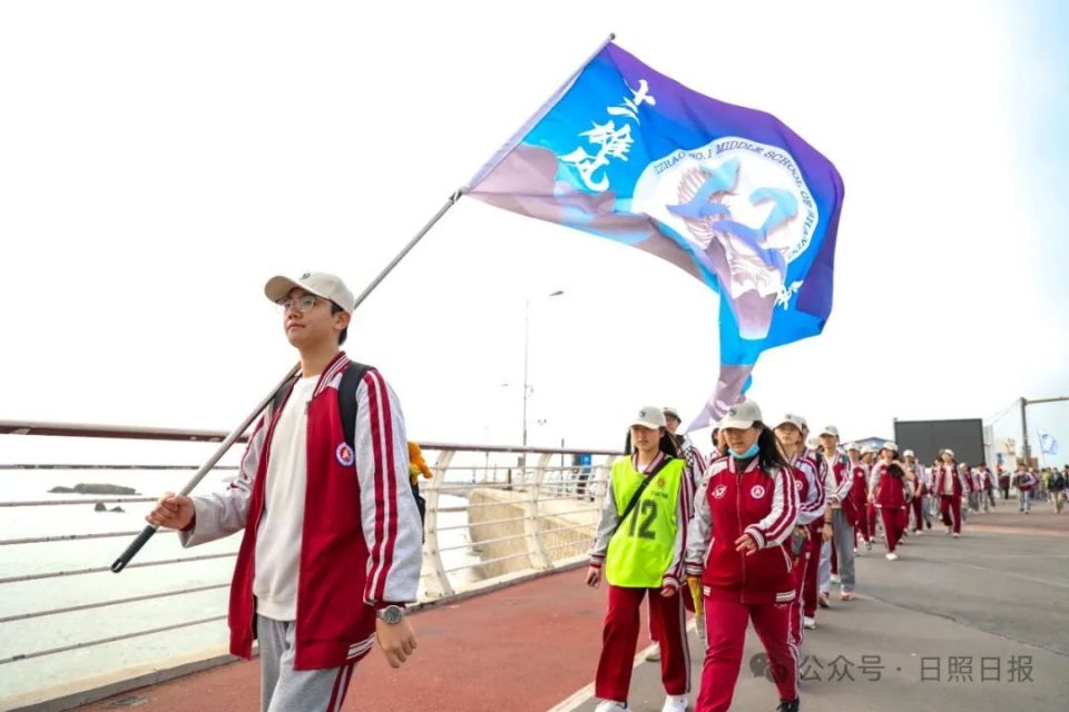 早晨太阳初升时,接山连海的漫漫长路上迎来一群群意气飞扬的一中学子