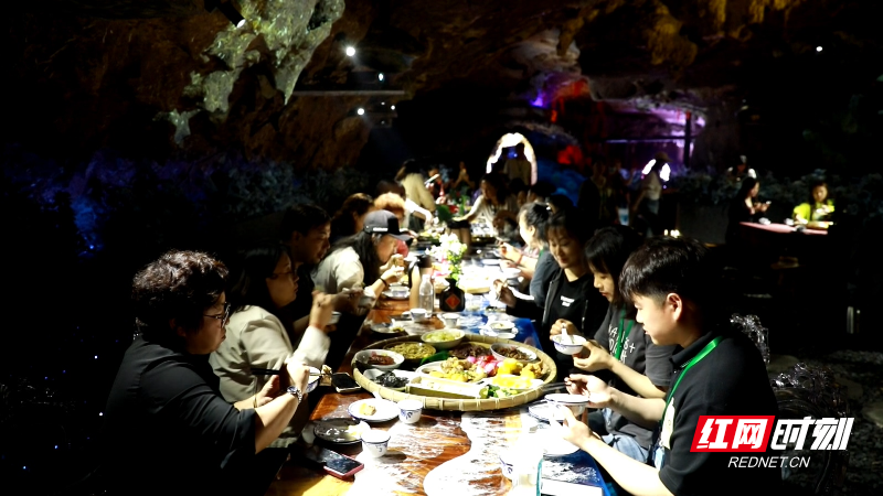 这个"五一"假期,宜章县举行了丰富多彩的文化旅游活动,莽山旅游景区