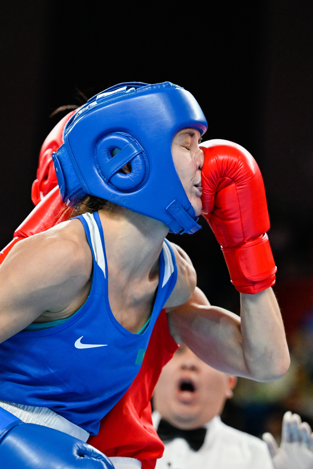 新华社记者 颜麟蕴 摄10月5日,林郁婷(左)与卡林娜·易卜拉欣莫娃在