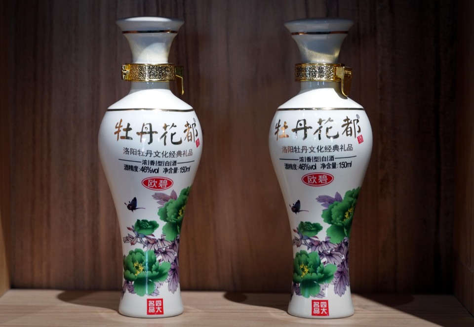 新华社记者 李安 摄4月16日,游客在洛阳牡丹阁"牡丹花墙"前拍照留念.