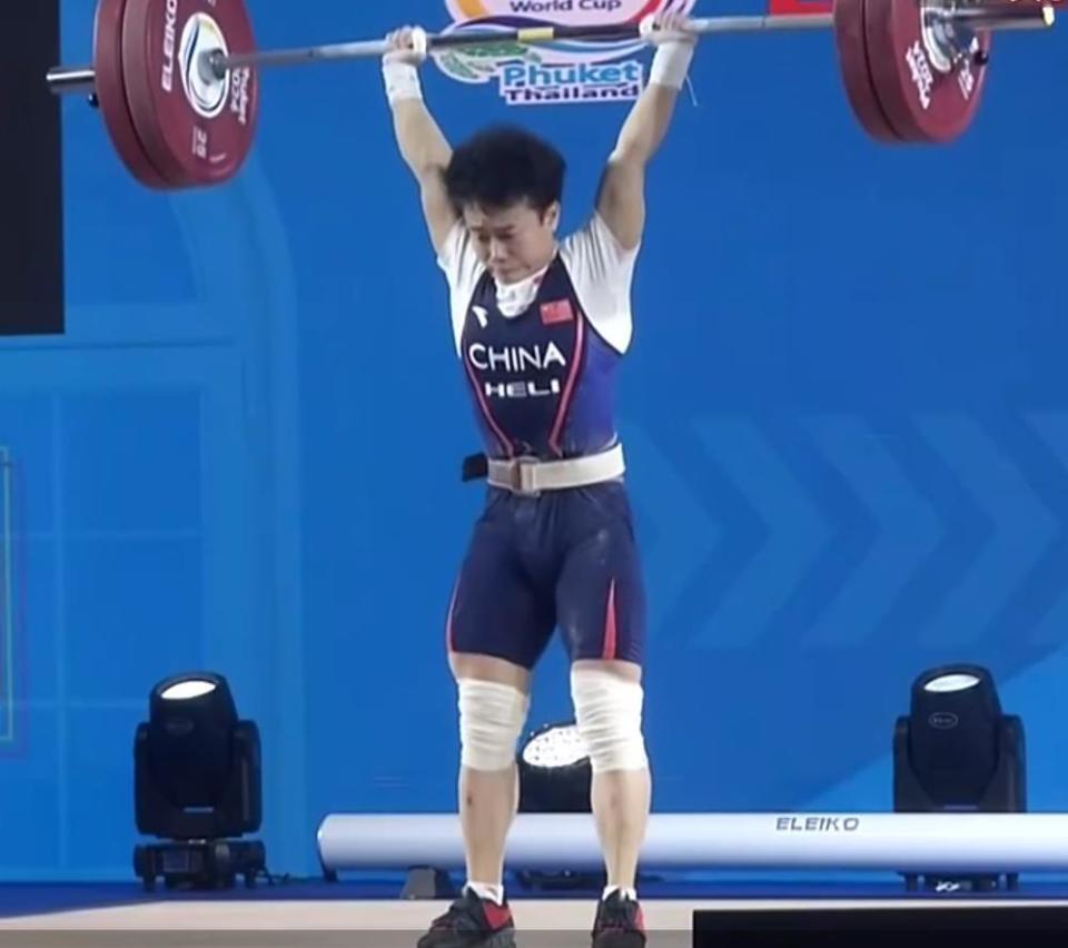 2024举重世界杯女子49kg级侯志慧抓举破纪录摘金总成绩输朝鲜名将