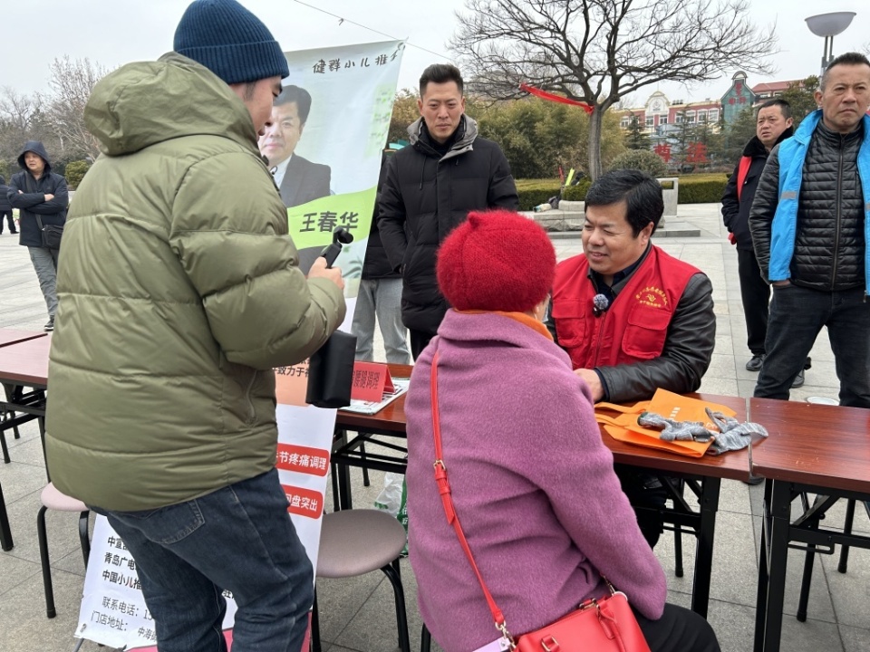 街道东山社区党委在李沧文化公园广场举办学雷锋便民志愿服务大集活动