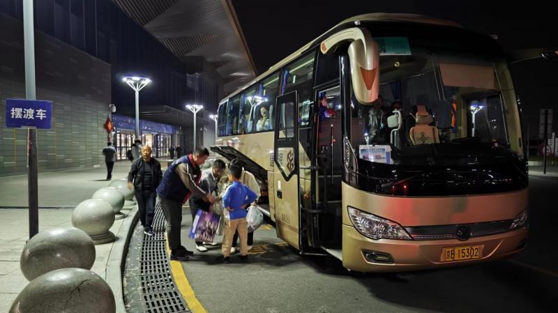 清明假期夜间接驳换乘北京七大火车站开行12条免费摆渡车线路