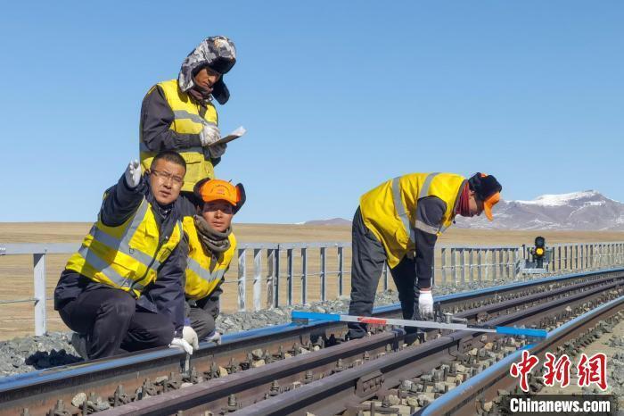 图为西藏工匠高钱胜(左一)和团队在青藏铁路冻土区段进行路基病害整治