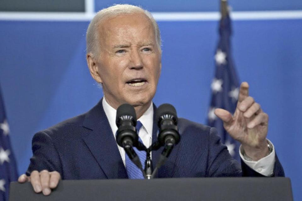 据abc新闻本月17日报道称:民主党参议院领袖查克·舒默本月13日与拜登