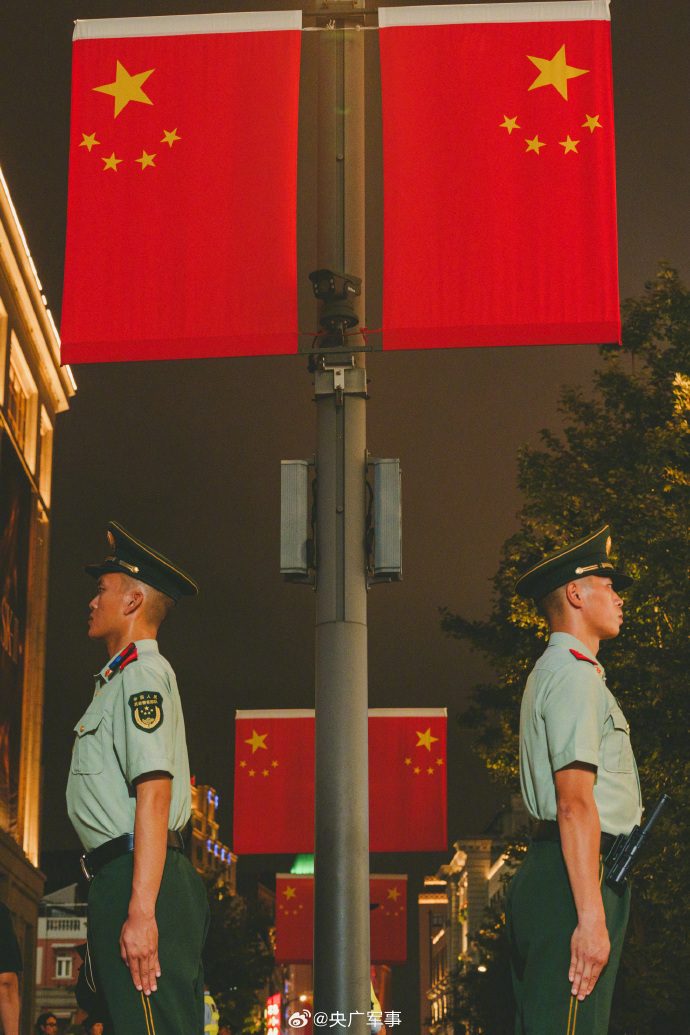 国庆假期武警官兵守护出行平安