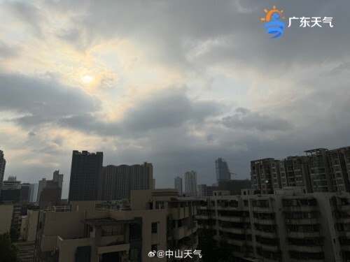 气流影响,粤北市县有大雨到暴雨局部大暴雨,其余市县有分散的阵性雷雨
