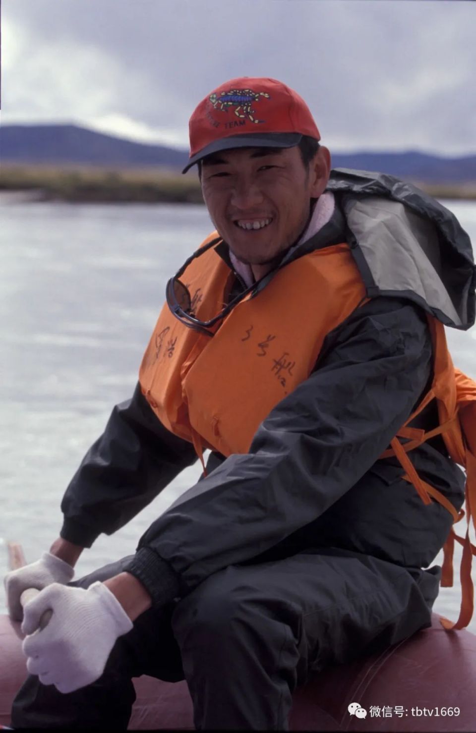 旧黑白照,漂流雅鲁藏布江的一次冲滩,1998西藏