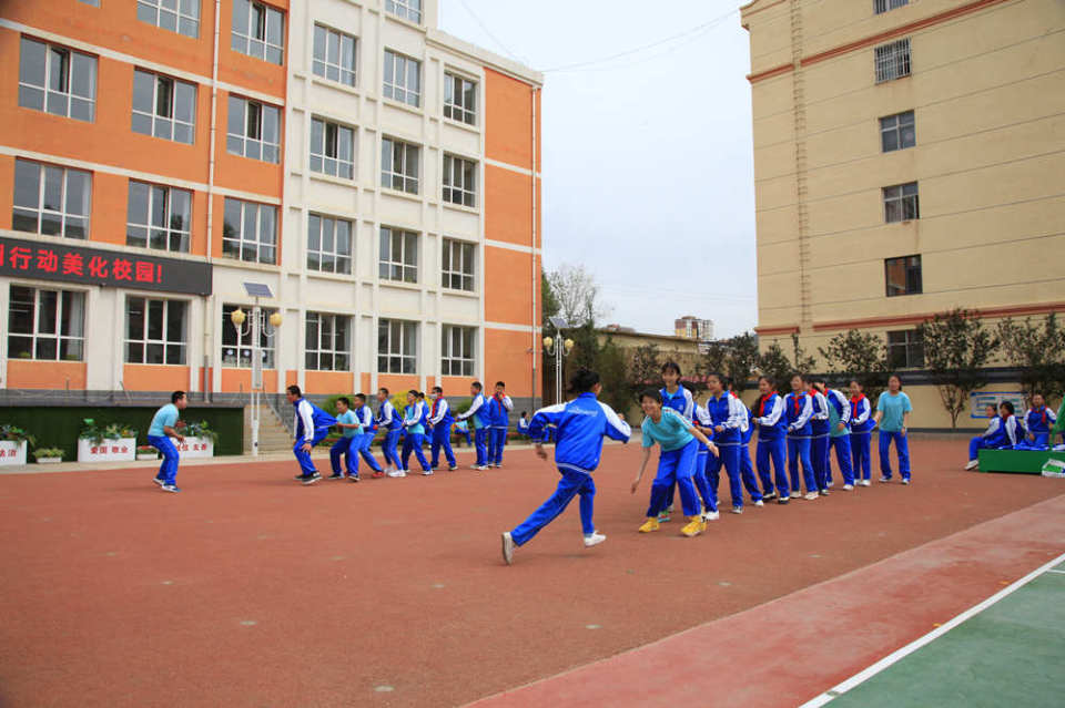 丰宁实验小学大课间游戏.吴剑锐摄丰宁第一小学学生表演的韵律操.