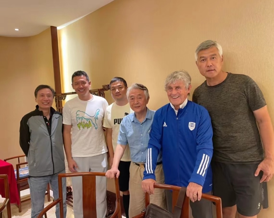 80岁米卢和金志扬江津邵佳一杨晨合影01十强赛是国足巅峰