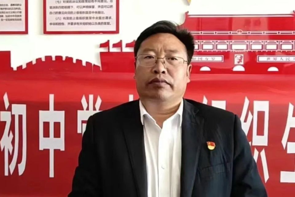 潜心育人,一步步从一名普通教师成长为校长,先后荣获"临洮县优秀校长"