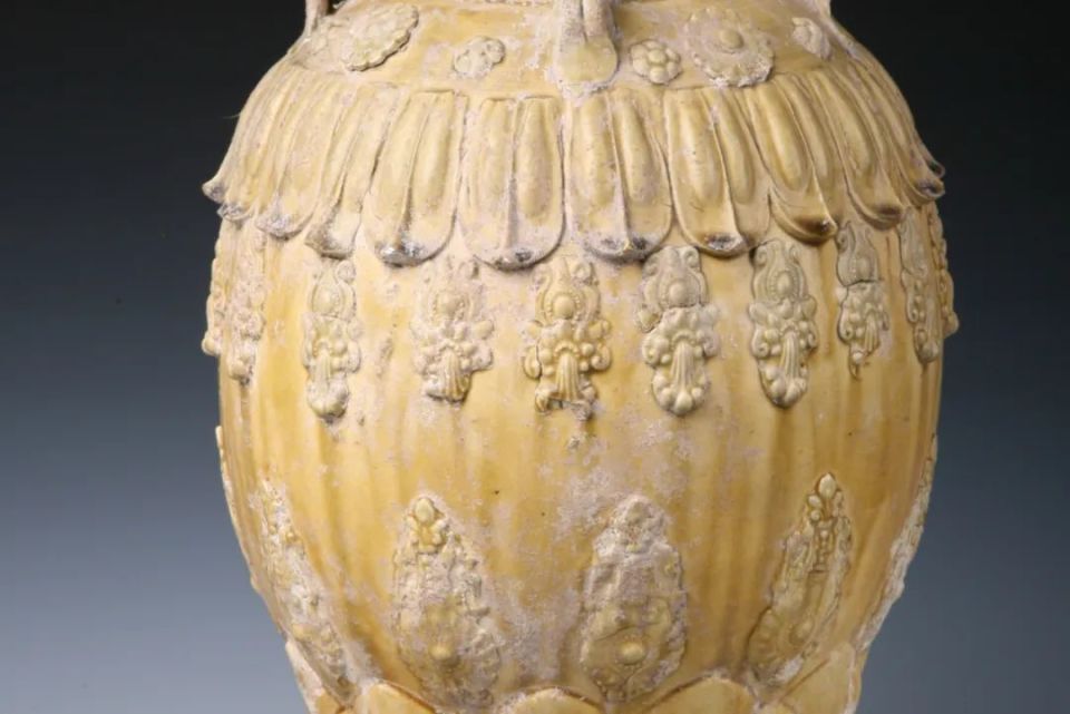 后来经过考古界专家学者们的鉴定,这件看着像"花瓶"的瓷器,学名叫"