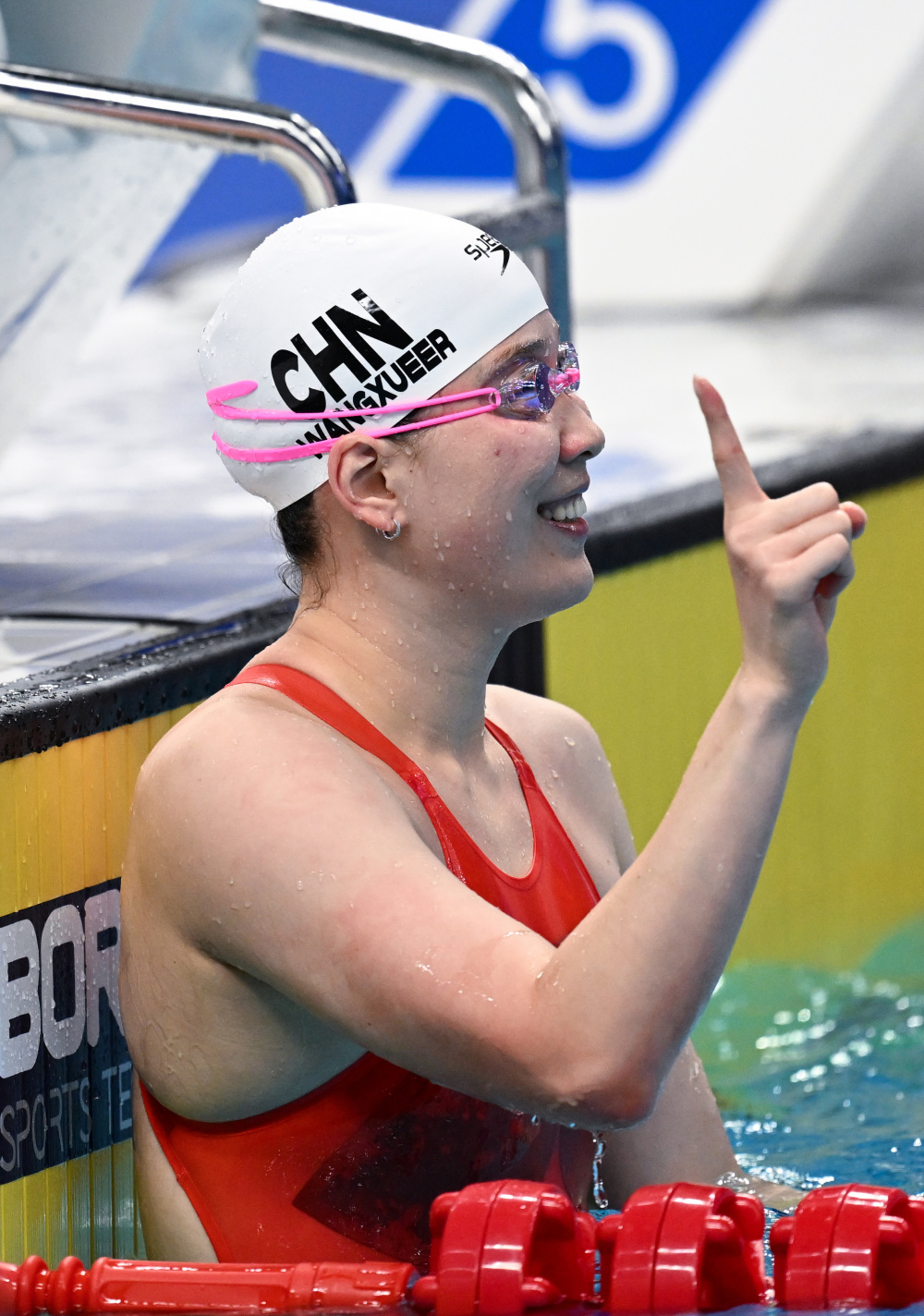游泳女子50米仰泳汪雪儿夺冠2