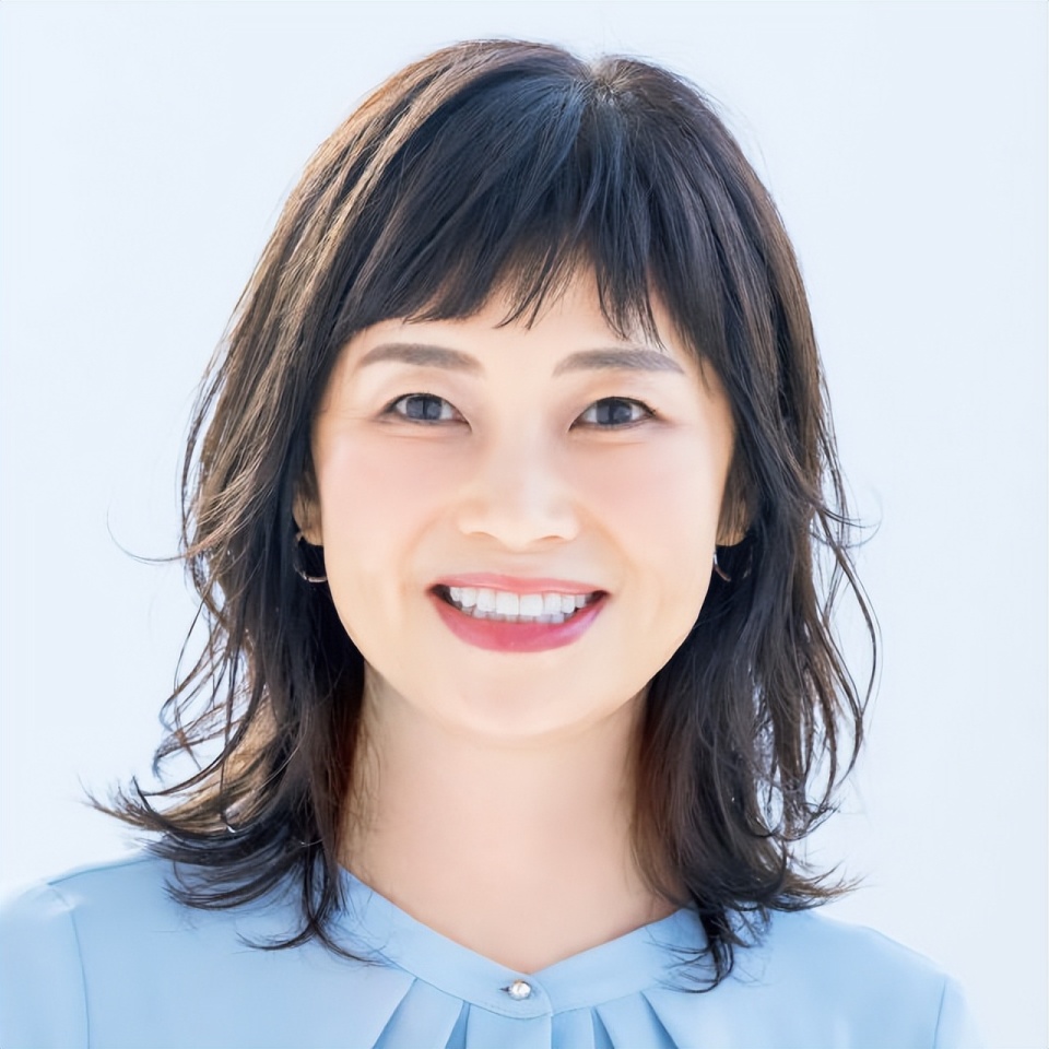 告别大妈感,45岁女性必备的10款"锁骨卷"发型:既时髦又气质