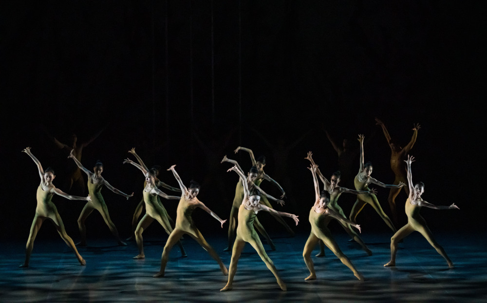 苏芭《小夜曲——春之祭》首演,兼具柔美与阳刚的视觉盛宴