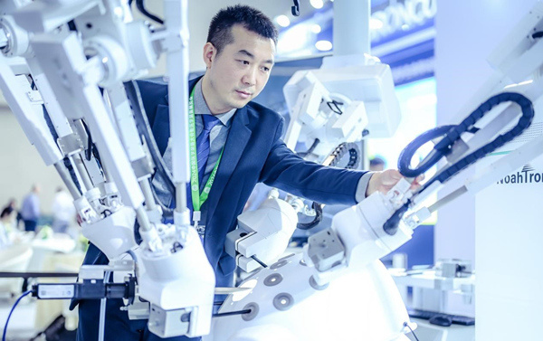 重庆大学机械与运载工程学院教授柏龙,带着其参与研发的免co2气腹五臂