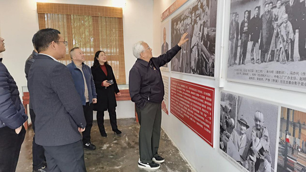 二楼会议室为学校孩子们作《老党员讲历史,传承红色基因》的专题讲座