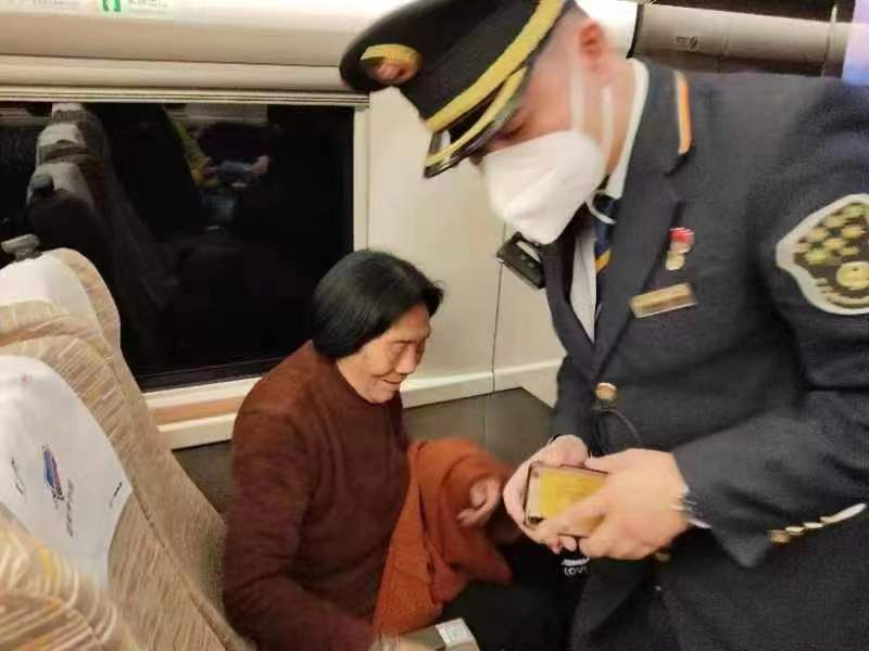 微光女儿为找回遗落行李让老人独自乘车站车工作人员助其团圆