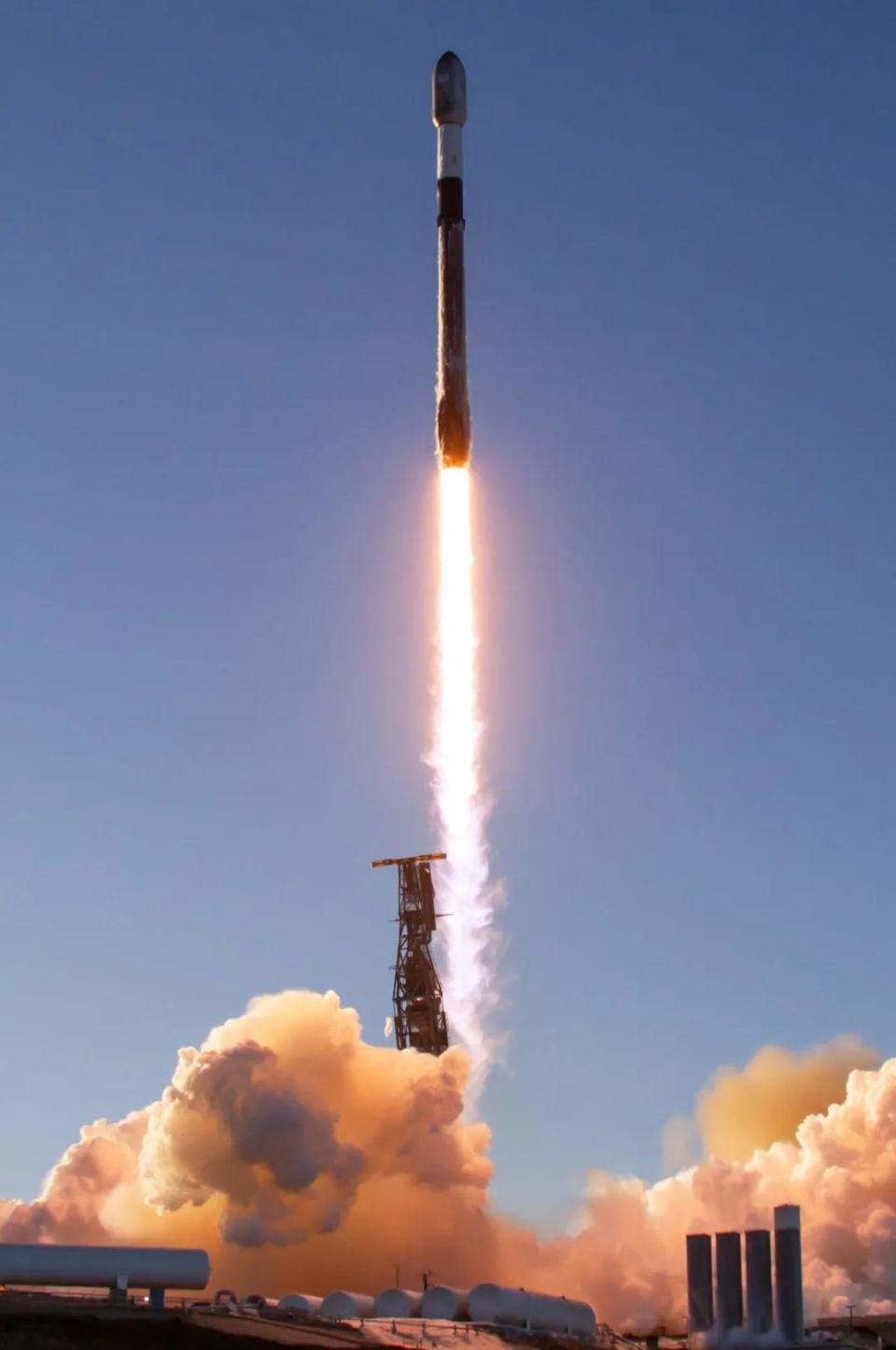 SpaceX首次发射升级版的星链V2 Mini卫星-腾讯新闻