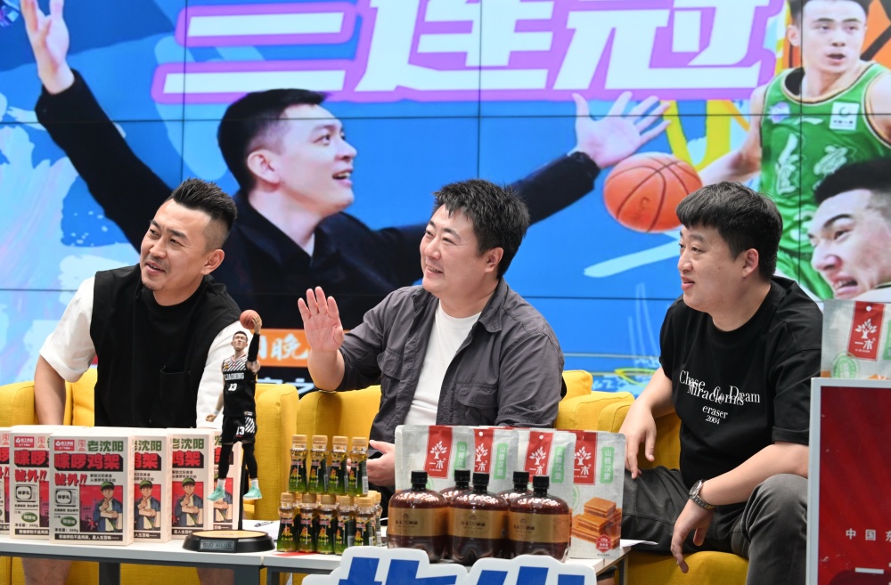 辽宁男篮夺冠之夜,沈阳晚报,指尖新闻赛前直播互动,粉丝隔着屏幕为"